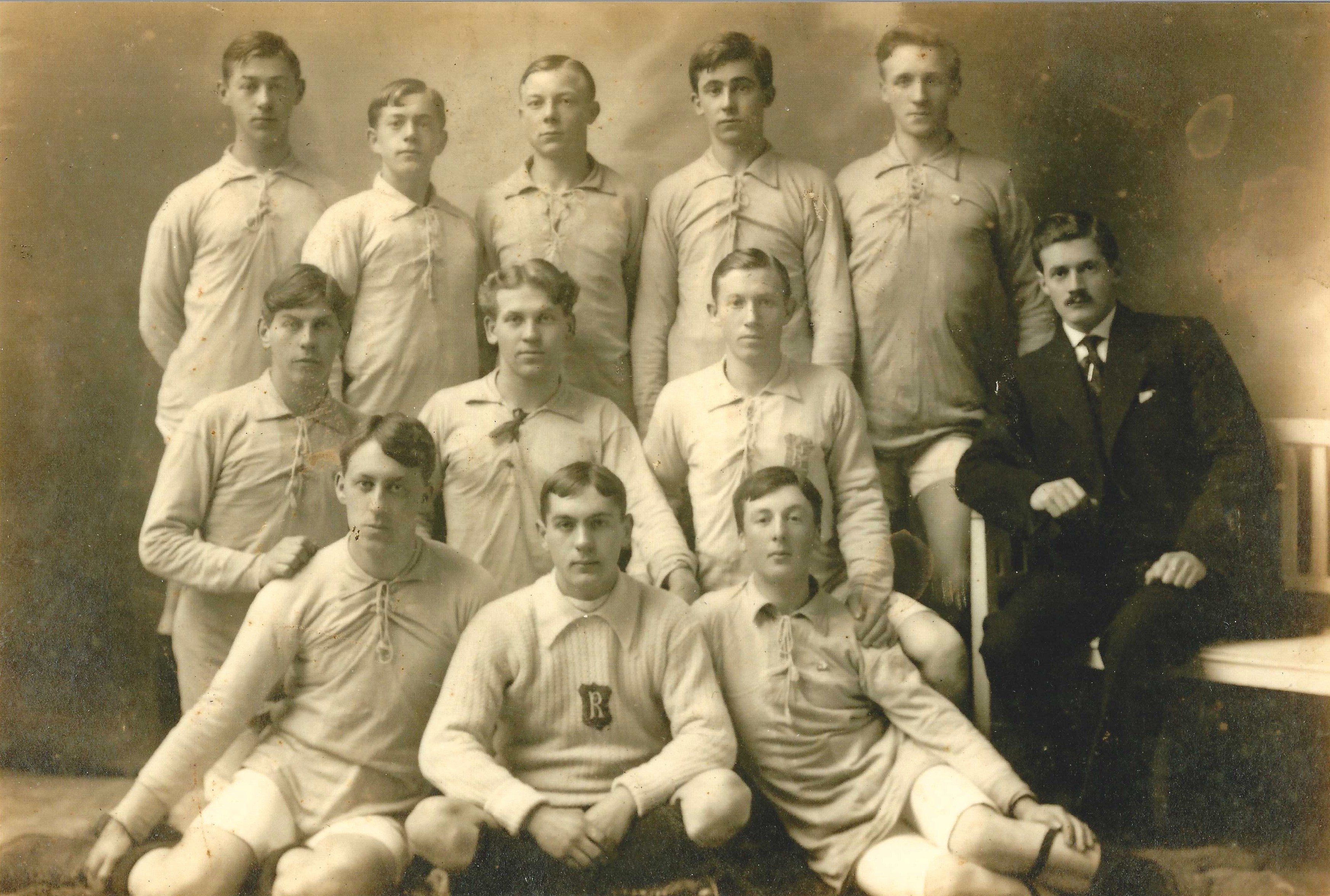 Rollons første kretsmestere i 1915.
Første rekke fra venstre: Oskar Stamnes, Harald Nilsen, Bjarne Korsnes. 
I midten: Angell Olsen, Alf Andersen, Hans Nordstrand.
Bak Rambo Flem, Thor Bøe, Ebben Lindquist, F. Johansen, Ivad Dale.
I dress: Klubbens formann Wilhelm Steffensen.