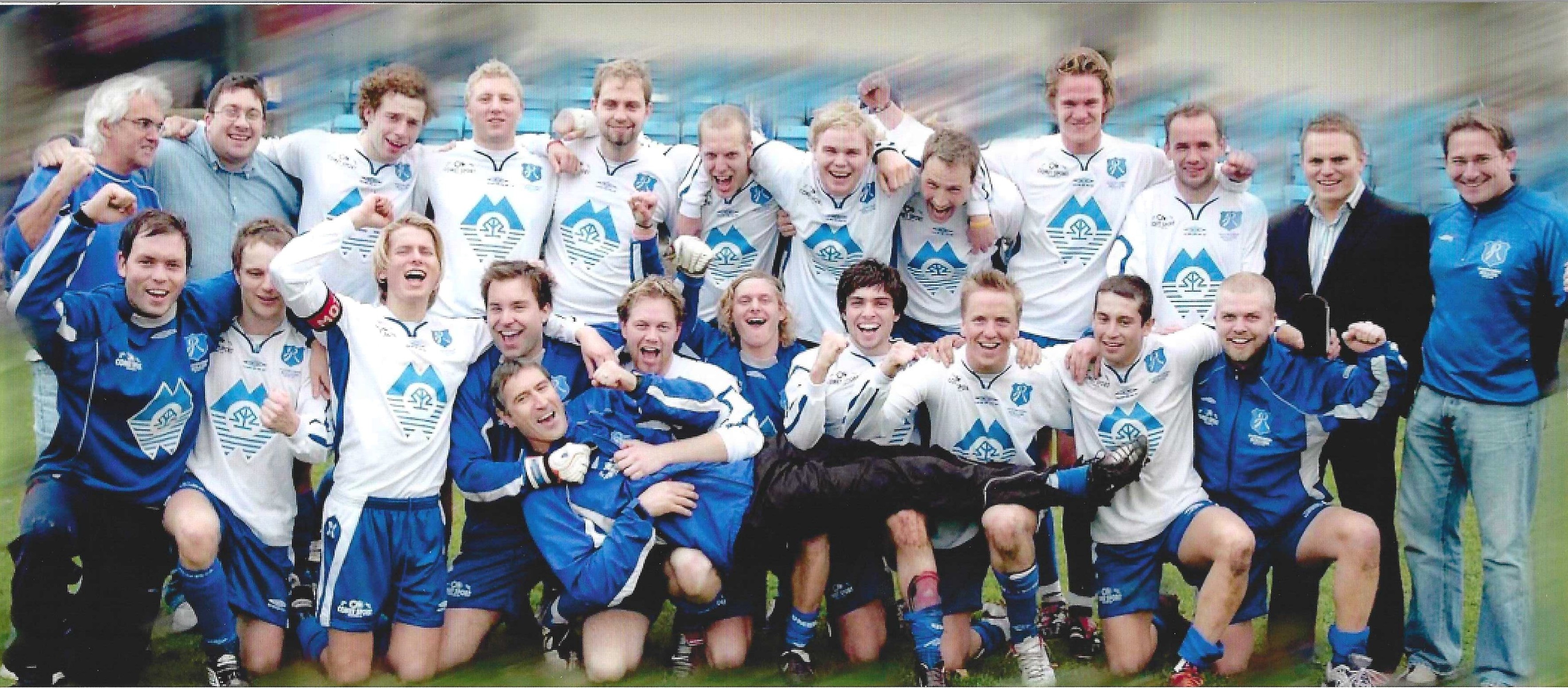 Rollon jubler for opprykk til 3. divisjon etter Ellingsøy ble slått 4-0 i siste kamp 8. oktober 2005,
Bak fra venstre: John Steinar Årdal (oppmann), Rolf Blomvik (oppmann), Eivind Norstrand, Tor Andre Thomassen, Stig Norheim, Johan Strand, Sindre Olsen, Stein Arild Orø, Ole Martin Refsnes, Ola Engvik, Alex Von Løwensprung og Christian Haugen (sportslig leder)
Foran fra venstre: Bjørnar Hoel, Harald Magne Haugen, Kim Haagensen, Kristian Muriaas, Per Andre Olsbø, Joakim Andersen, Alf Petter Årdal, Jann Even Longva, Bjørn Erik Slinning og Thor Erik Opsahl.
Liggende foran: Trener Erling Kjerstad.